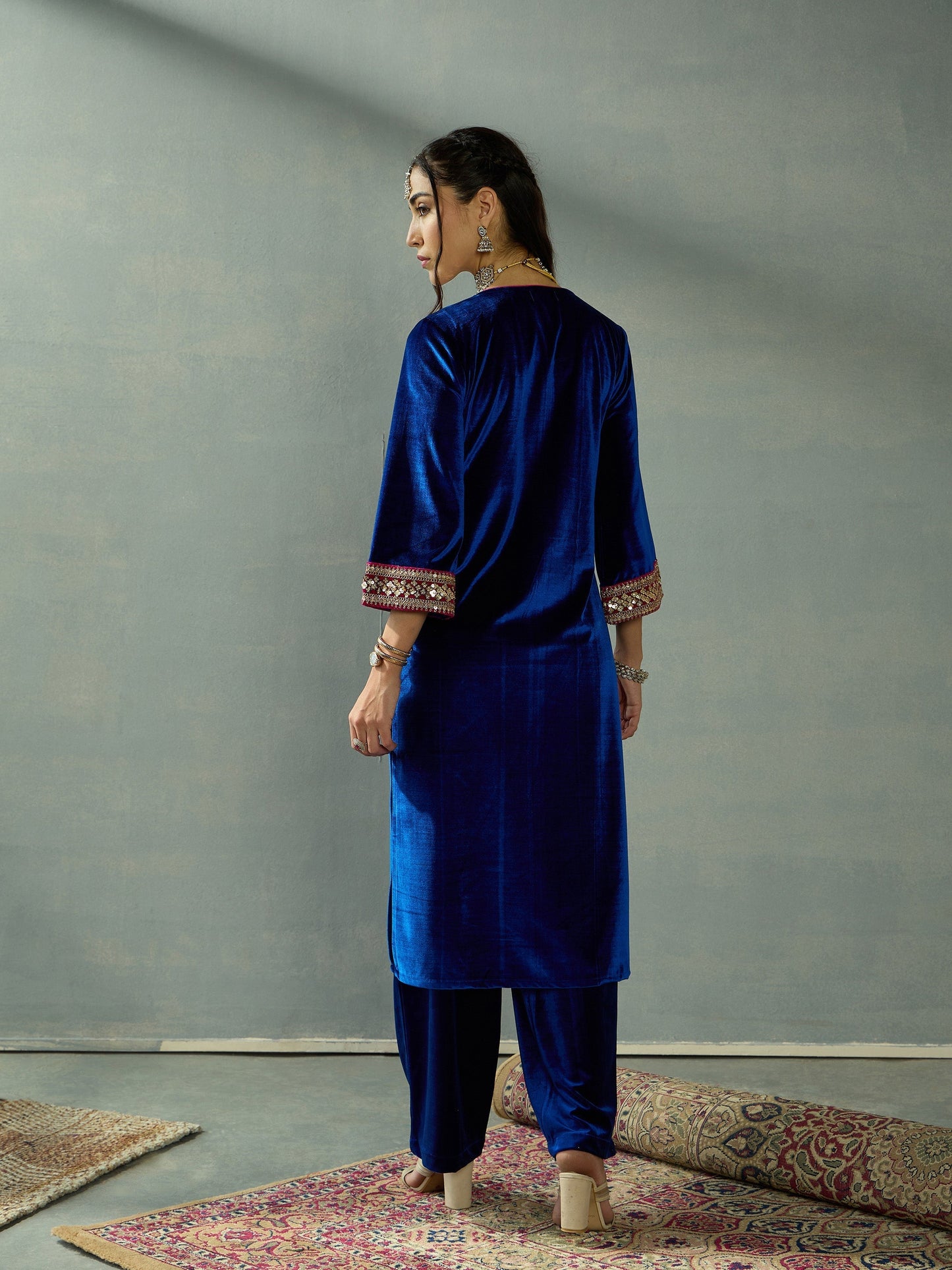 Women Royal Blue Velvet Embroidered Kurta