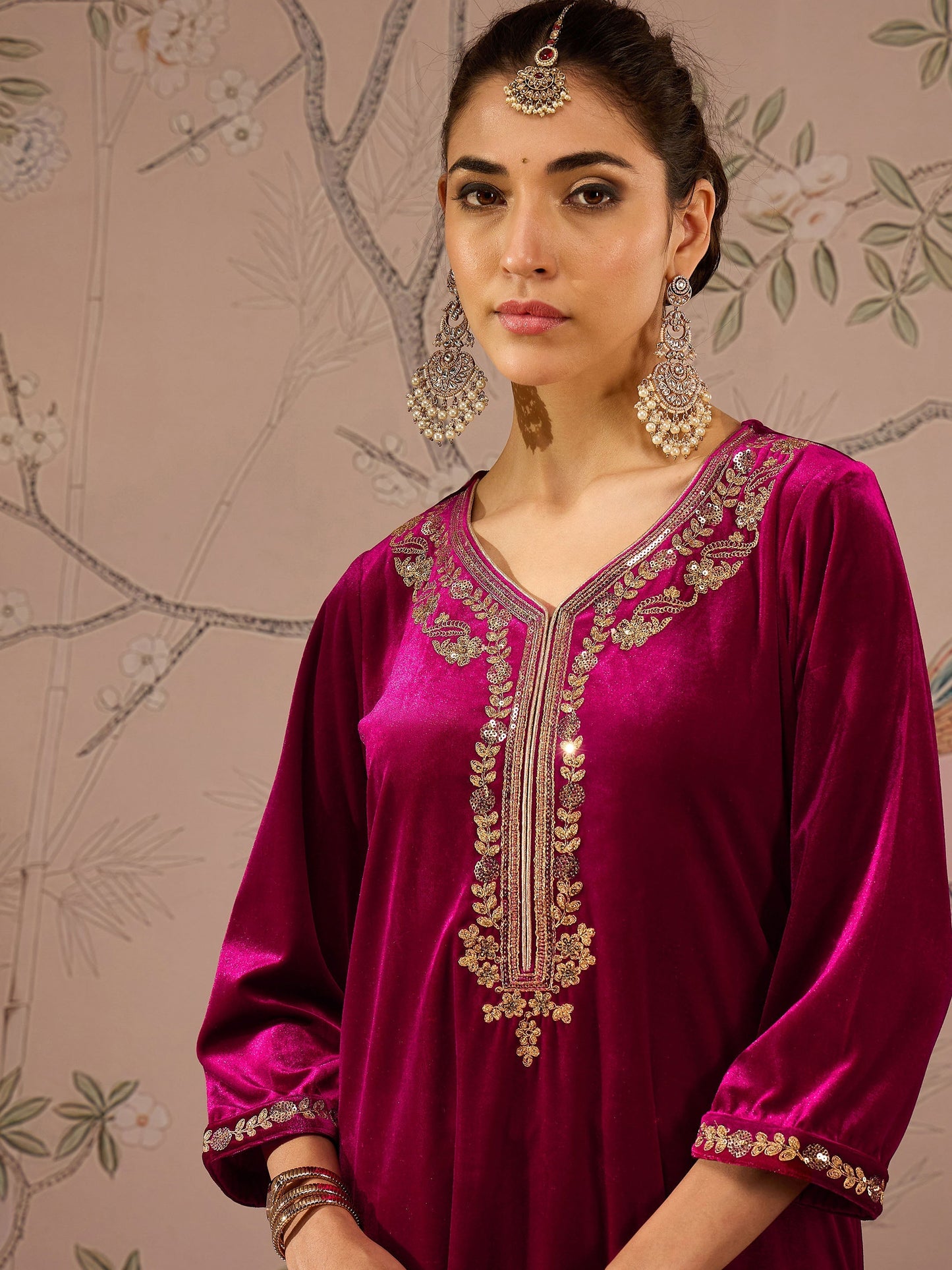 Women Fuchsia Velvet Embroidered Kurta With Pencil Pants