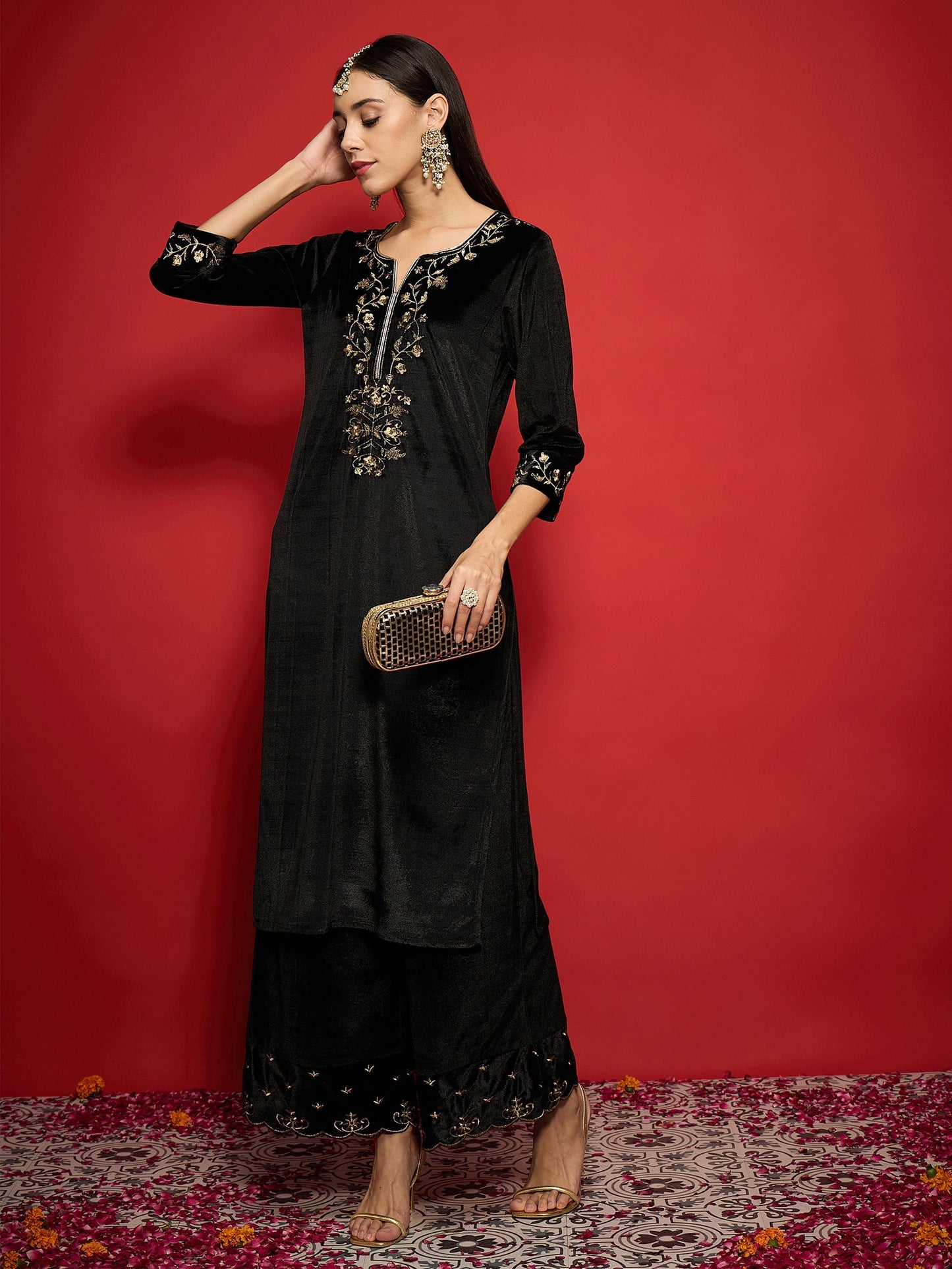 Women Black Velvet Zari Embroidered Round Neck Straight Kurta