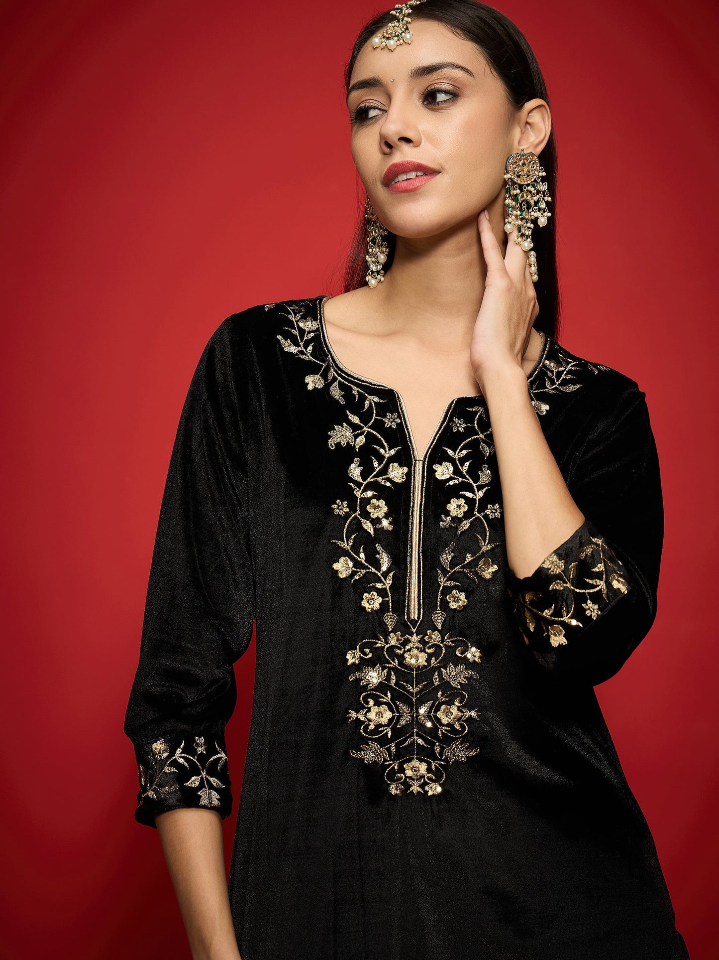 Women Black Velvet Zari Embroidered Round Neck Straight Kurta