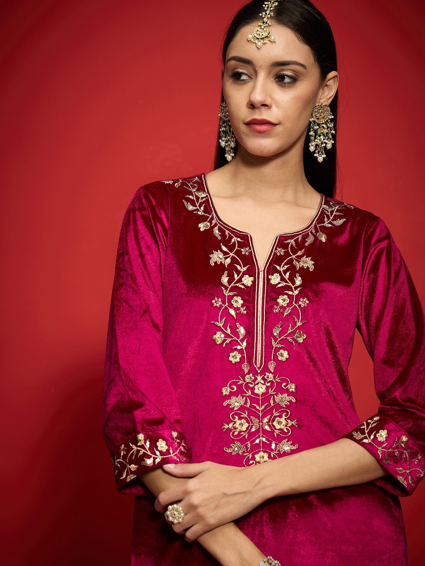 Women Fuchsia Velvet Zari Embroidered Round Neck Straight Kurta