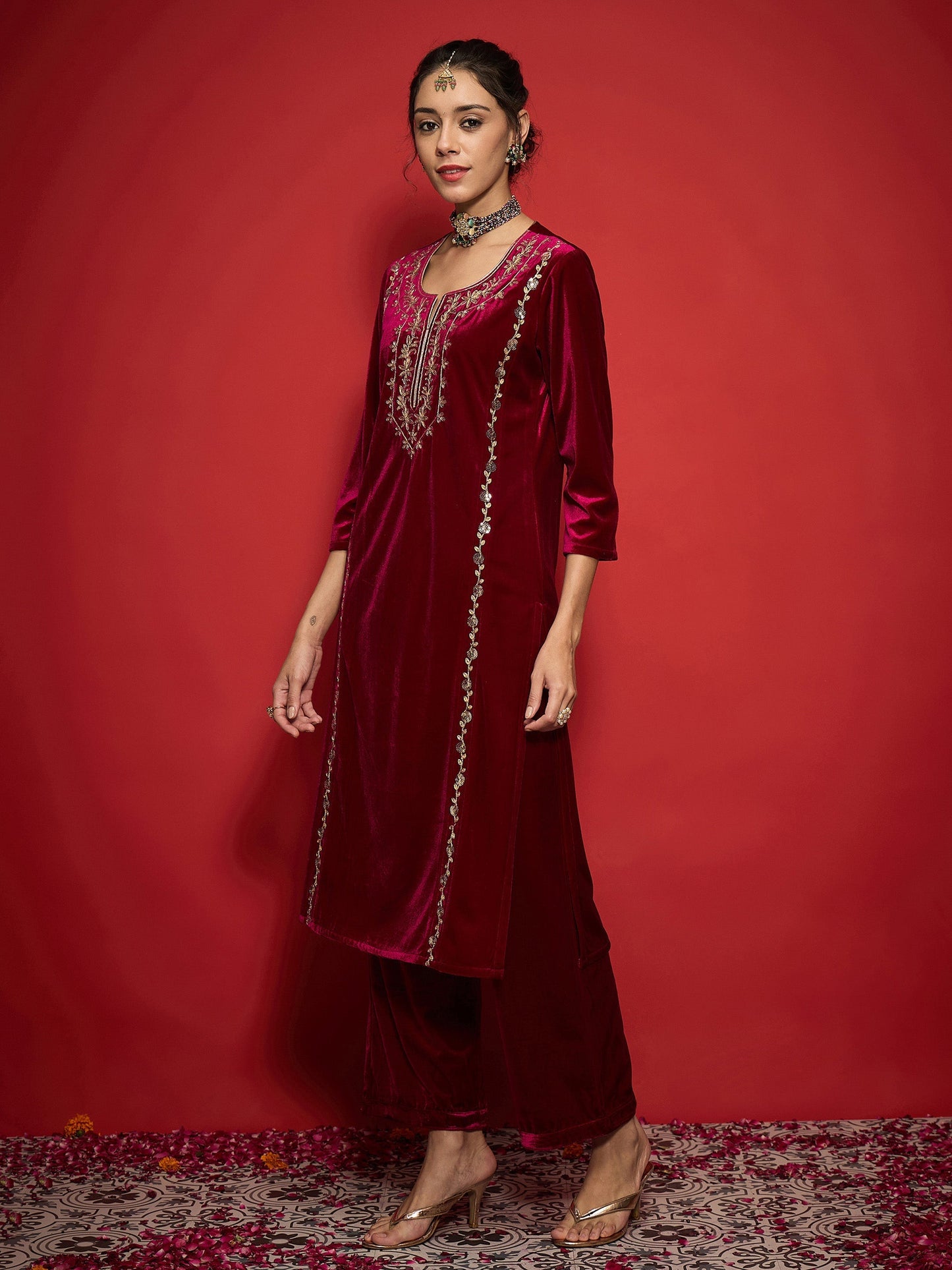 Women Fuchsia Velvet Embroidered Round Neck Kurta With Straight Pants